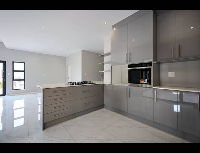 4 BEDROOM HOUSE FOR SALE IN BLUE HILLS
